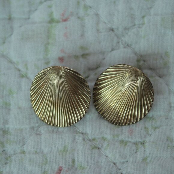 True Vintage 1990s Gold Classic Fan Shell Earrings Set - Picture 1 of 2